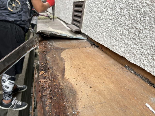 腐食した屋根材と下地の解体・撤去