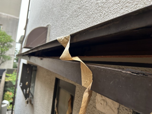 朽ちて落ちかけている庇屋根