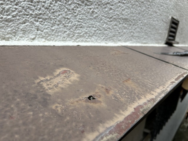 錆びて穴が開いた板金屋根