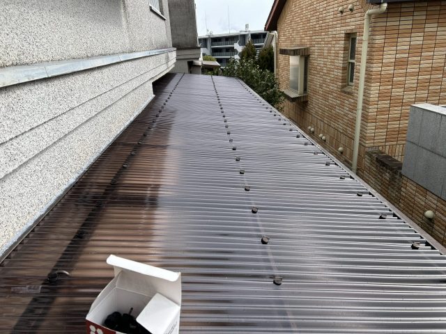 神戸市東灘区にてベランダ屋根張替え工事、無事完工