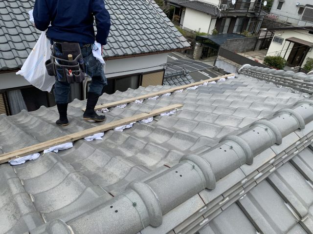  ハシゴで屋根にのぼり足場づくり