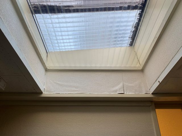 天窓のあたりから雨漏り