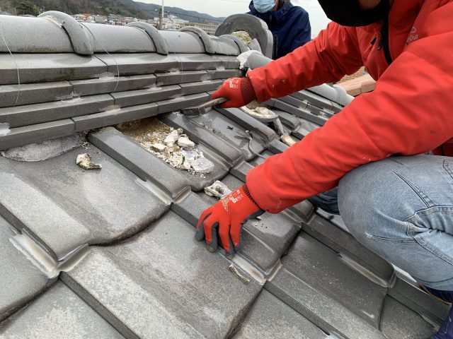 既存の漆喰を丁寧に剥がす「斫り（はつり）」作業